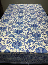 Load image into Gallery viewer, AKILA Table Cover and Napkin Set
