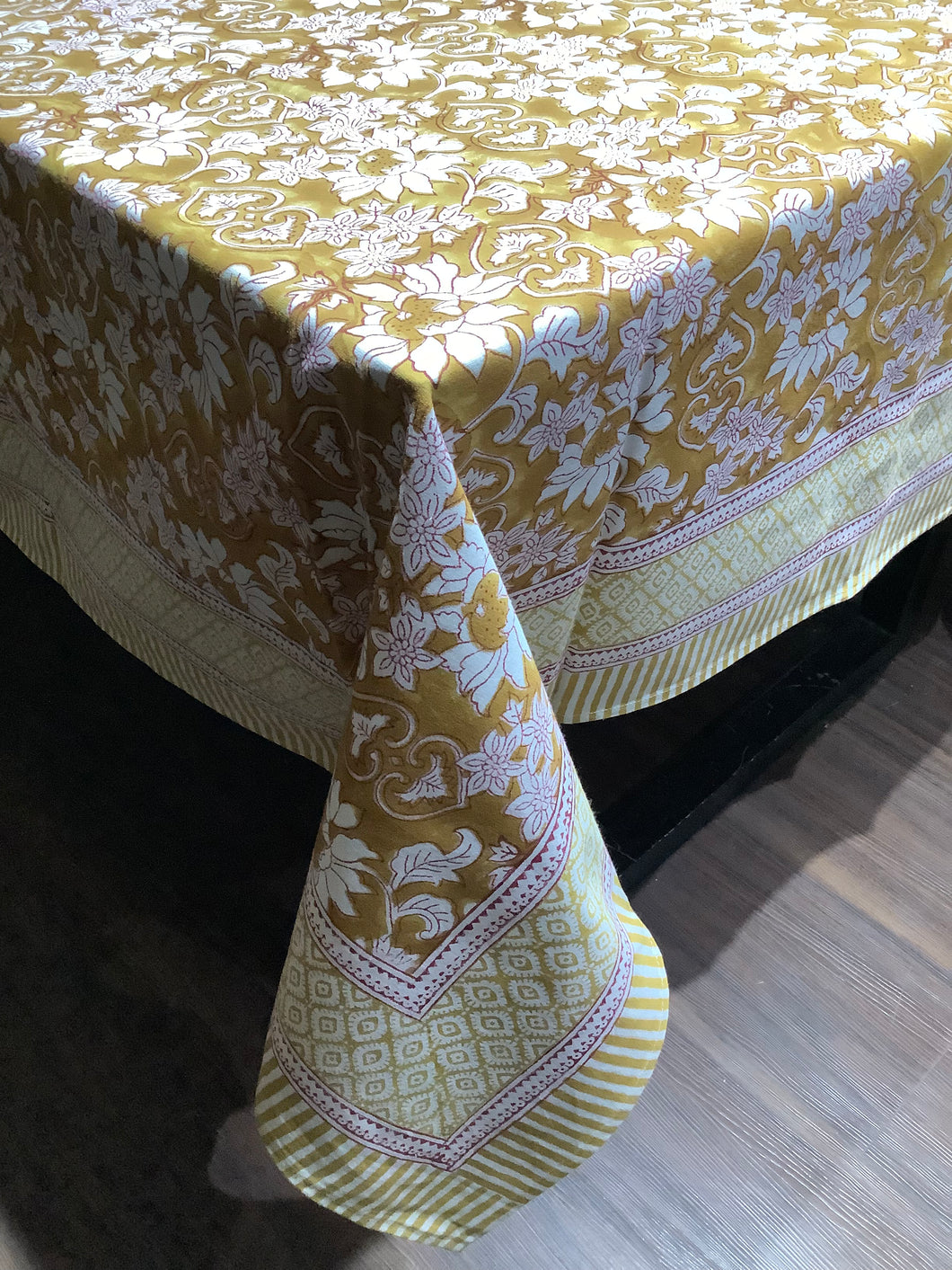 GAMANI Table Cover and Napkin Set