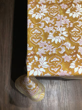 Load image into Gallery viewer, GAMANI Table Cover and Napkin Set
