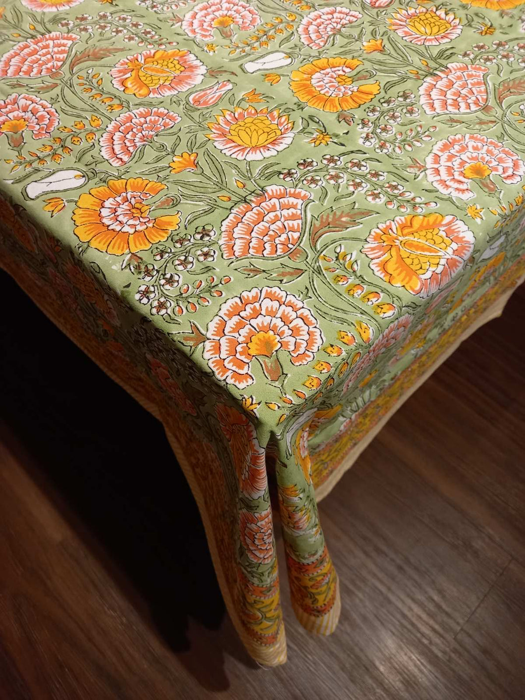 AJA ON GREEN Table Cover