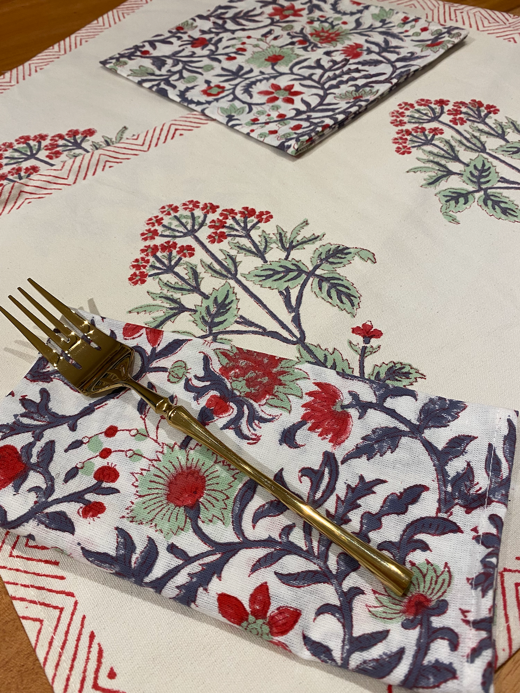 RED SANTAN Placemat and Napkin Set