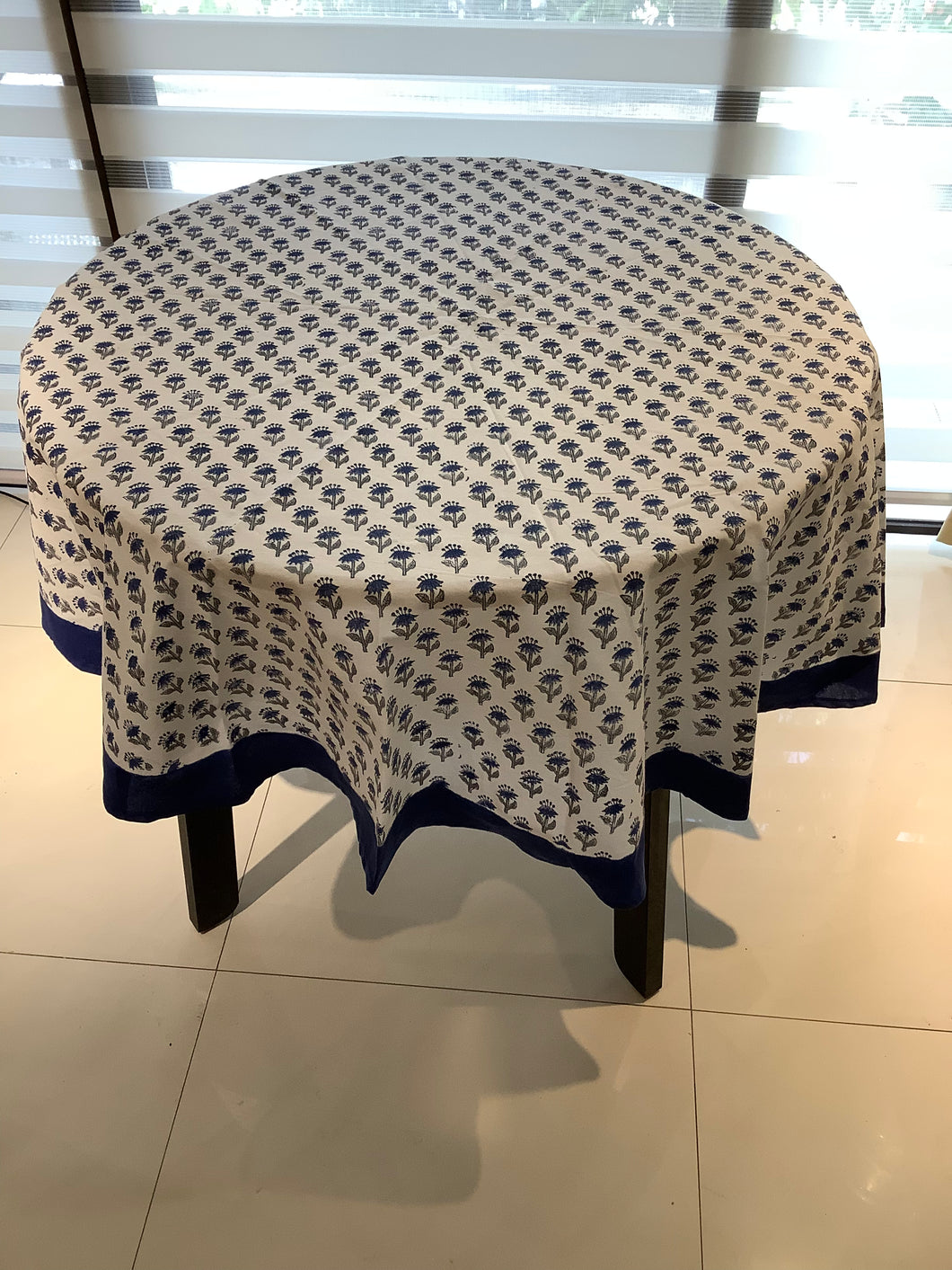 SUNDA Round Table Cover with Napkins Set